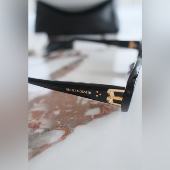 GENTLE MONSTER Black Sunglasses - Picture 3 of 16